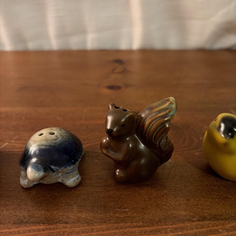 Lot of 6 Single Mismatched Salt/Pepper Shakers - Picture 6 of 7